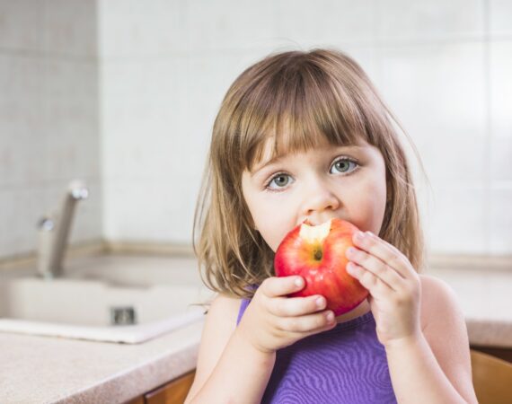 Niña Manzana