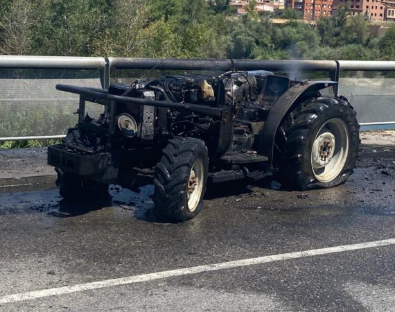 tractor incendiado