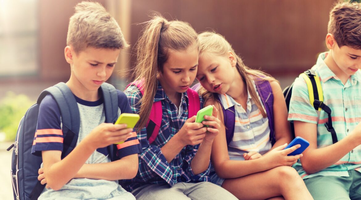 Charla «Pantallas y Vida», cómo el uso de dispositivos afecta a la infancia y adolescencia