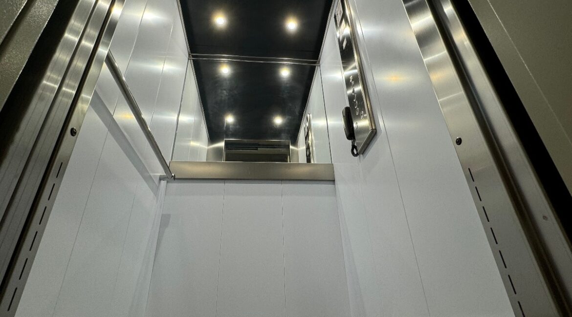 ¿Qué medidas debe tener un elevador en una vivienda unifamiliar?