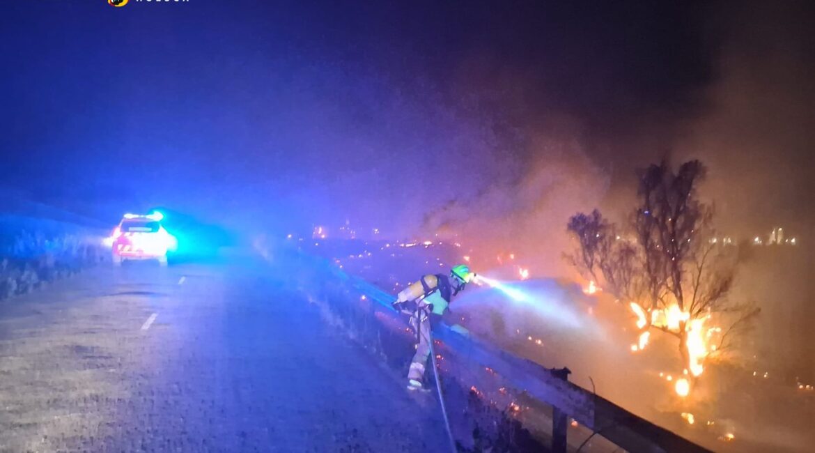 Los bomberos de la Diputación evitan que un incendio se propagara por el casco urbano de Alcolea de Cinca