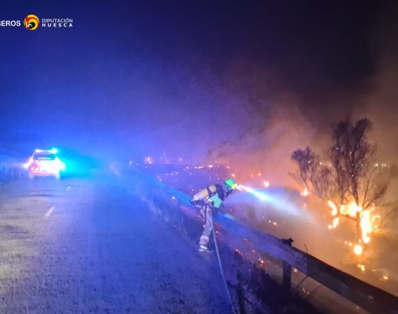 Los bomberos de la Diputación evitan que un incendio se propagara por el casco urbano de Alcolea de Cinca