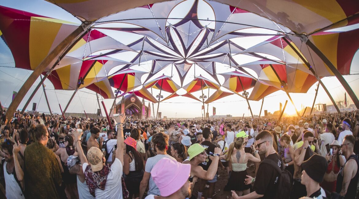 Esta es la ropa ideal, según el ‘Manual de Supervivencia de Monegros’, para visitar el festival