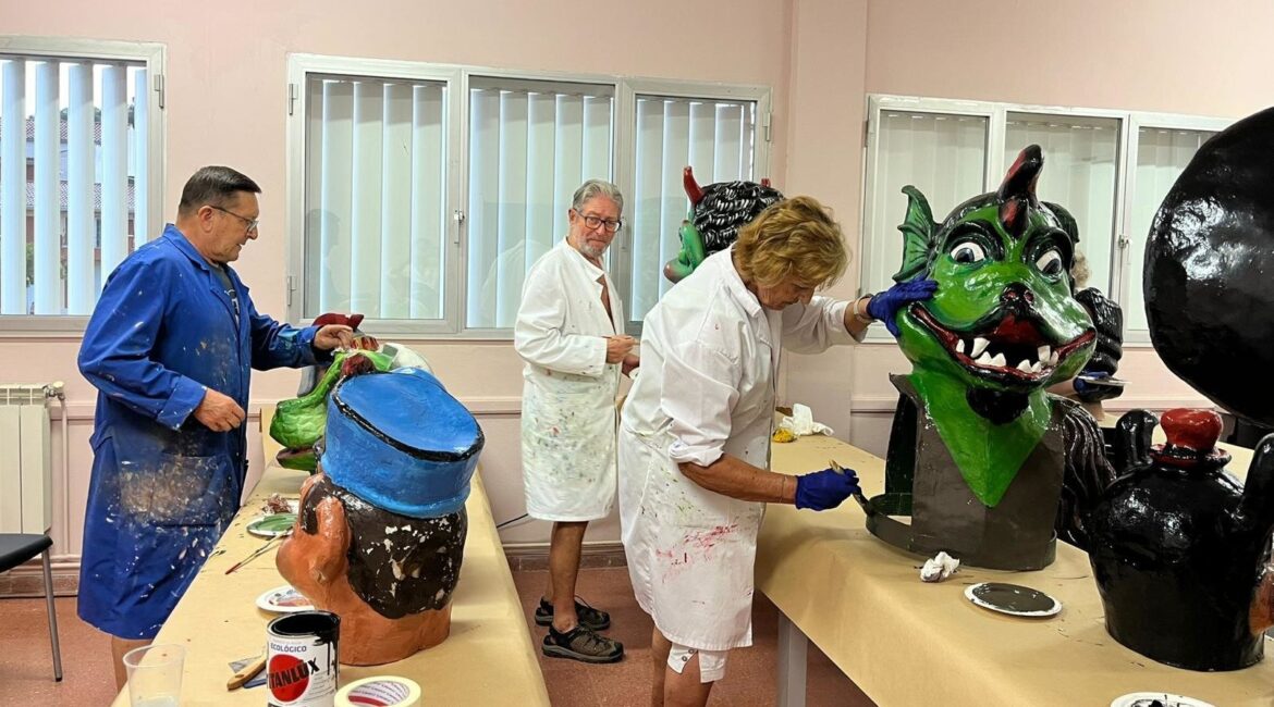El Grup d’Art de Mequinenza pone a punto los cabezudos antes de «La Santa»