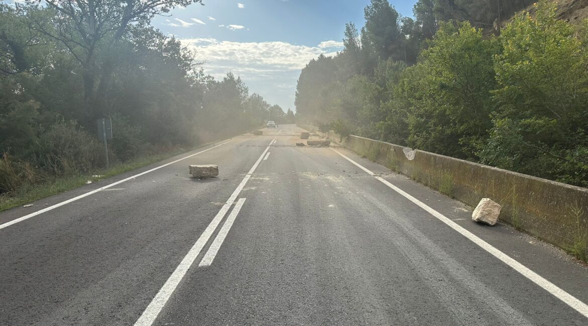 Desprendimiento de rocas en la A-131 a la entrada de Ballobar