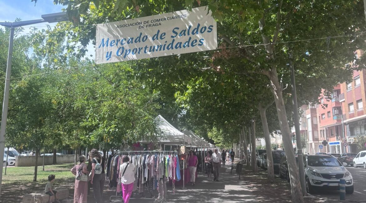 Buena afluencia en el Mercado de Saldos y Oportunidades de Fraga para despedir el verano