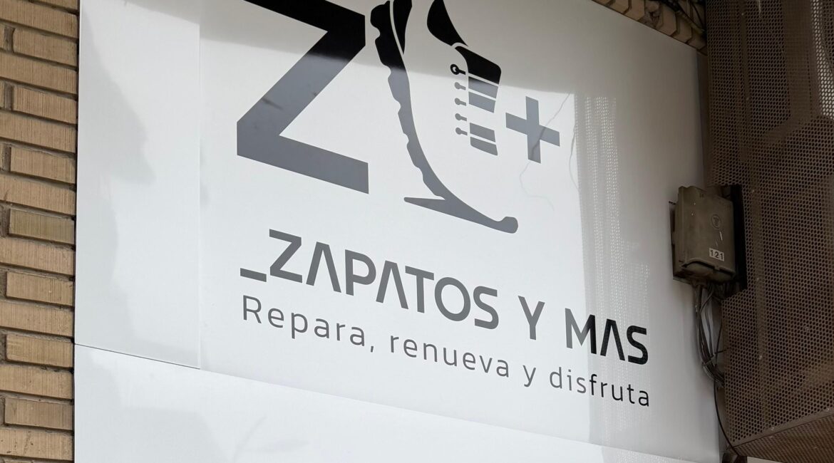 ‘Zapatos y Más’ reabre para mantener el espíritu de la artesanía y el comercio tradicional en el Casco Histórico de Fraga
