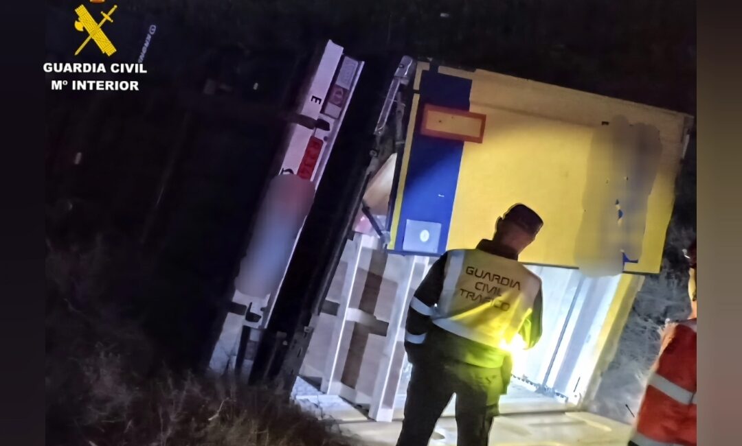 Accidente en la AP-2 en Candasnos: un herido grave y varios afectados tras la colisión entre un camión y una furgoneta de mantenimiento