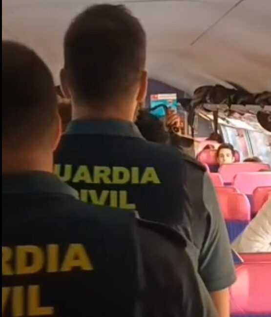 Guardia Civil auxilia a más de 980 personas por la avería del tren de alta velocidad en el término municipal de Ballobar