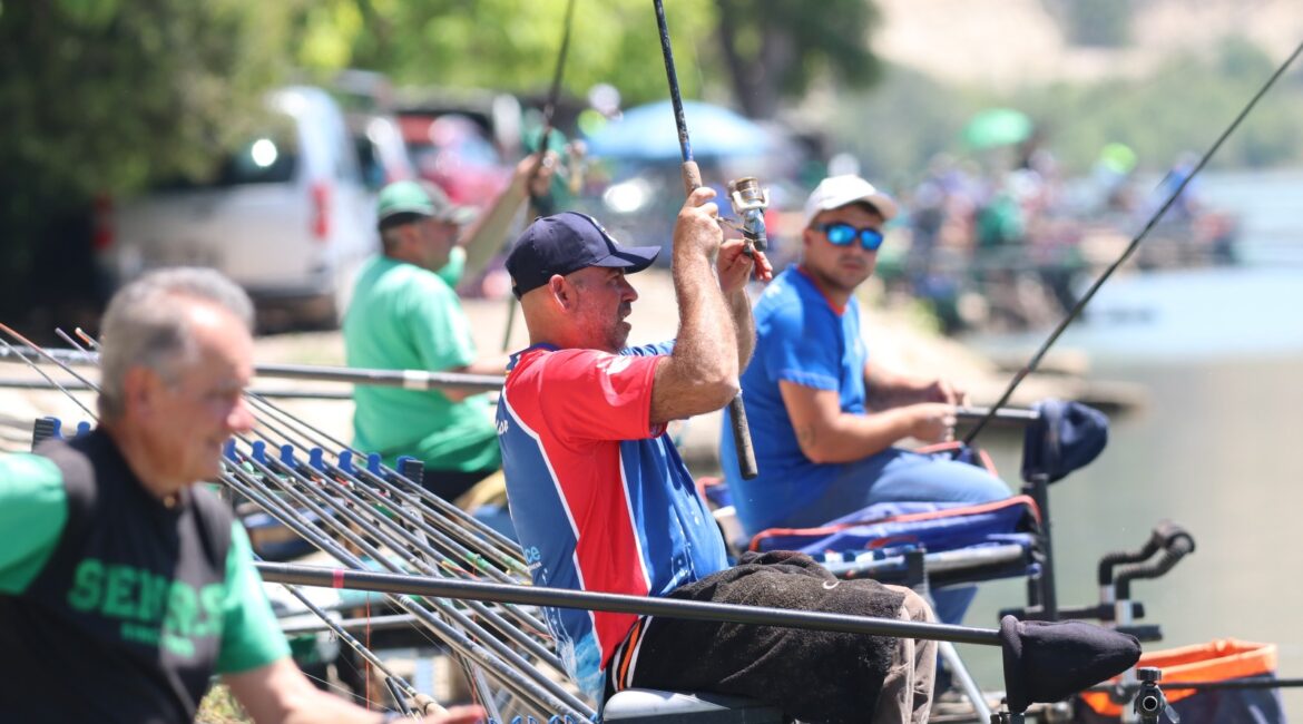 65 pescadores participan en el Campeonato de España de Pesca de Clubes que se celebra en Mequinenza