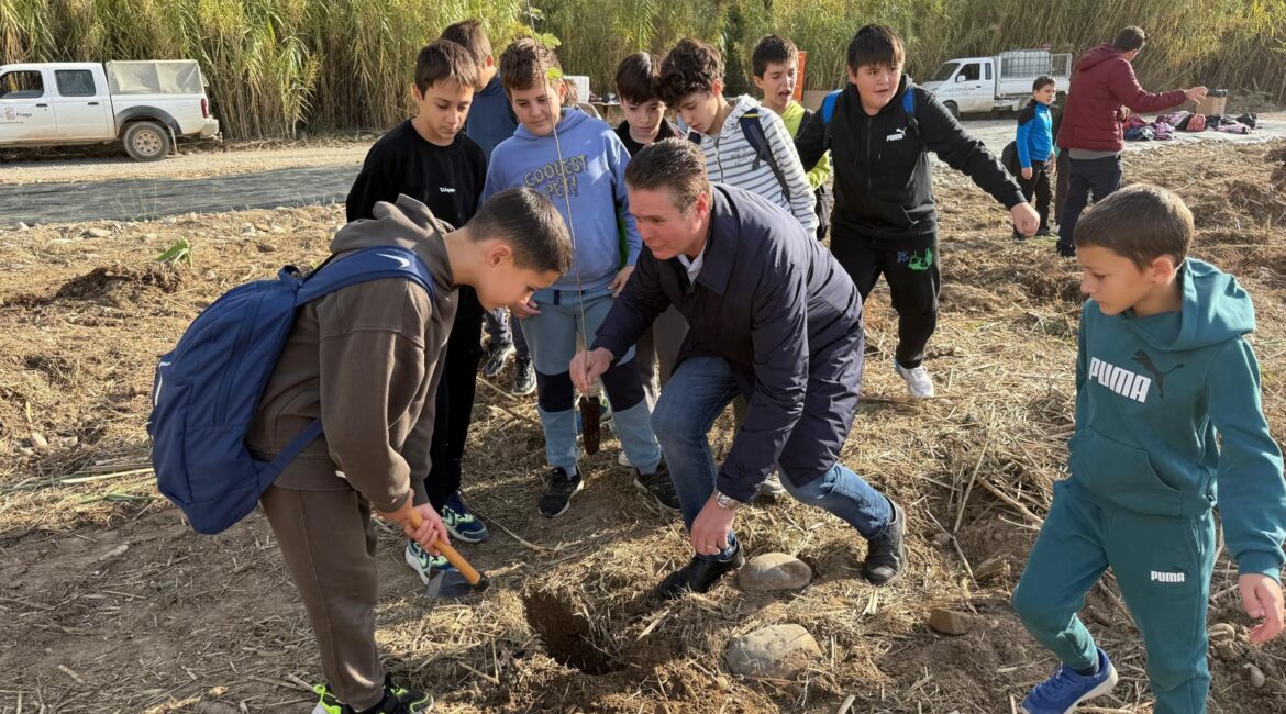 Los colegios de Fraga participan en la restauración del bosque de ribera con la plantación de 400 ejemplares