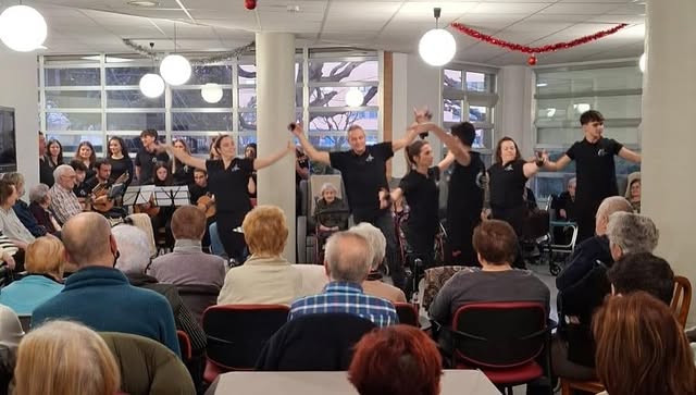 Navidad entre canciones, visitas y encuentros: la importancia social de cuidar a nuestros mayores, especialmente en fechas como estas