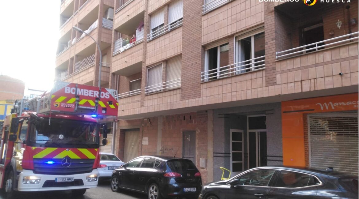 Los bomberos de DPH sofocan un incendio en un piso de Fraga