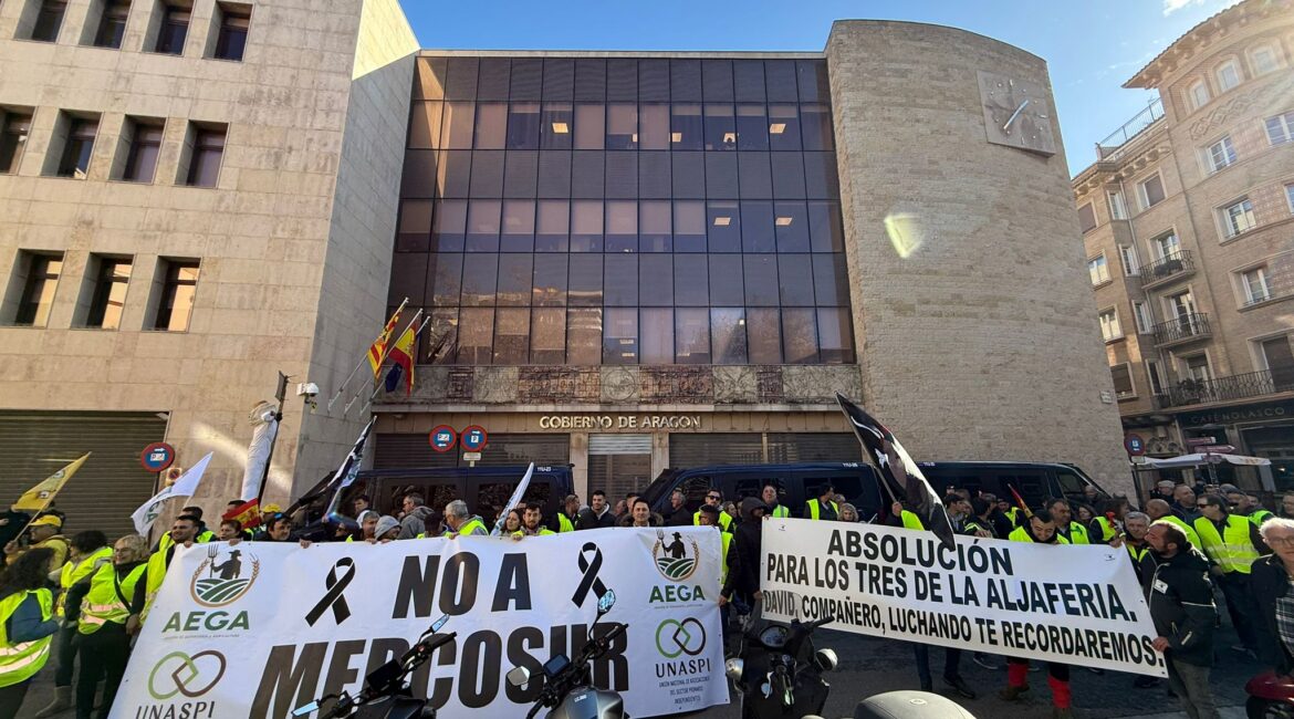 Multitudinaria tractorada colapsa Zaragoza en protesta por la situación del campo aragonés