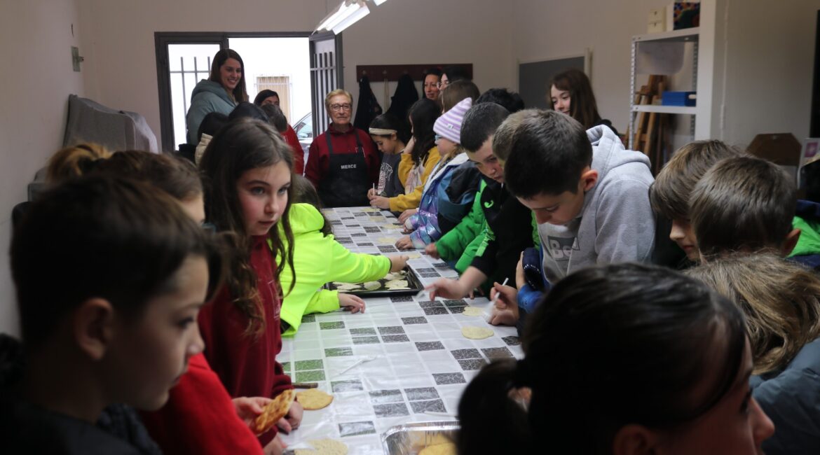Los alumnos del Colegio María Quintana de Mequinenza aprenden a elaborar «coques»