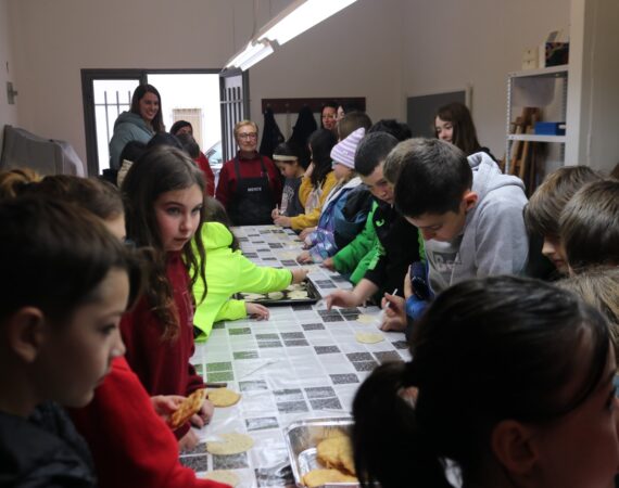 Los alumnos del Colegio María Quintana de Mequinenza aprenden a elaborar «coques»