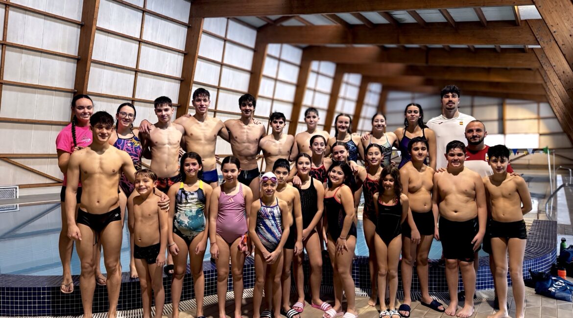 El Club Natación Fraga celebra una jornada de tecnificación con Luis Domínguez