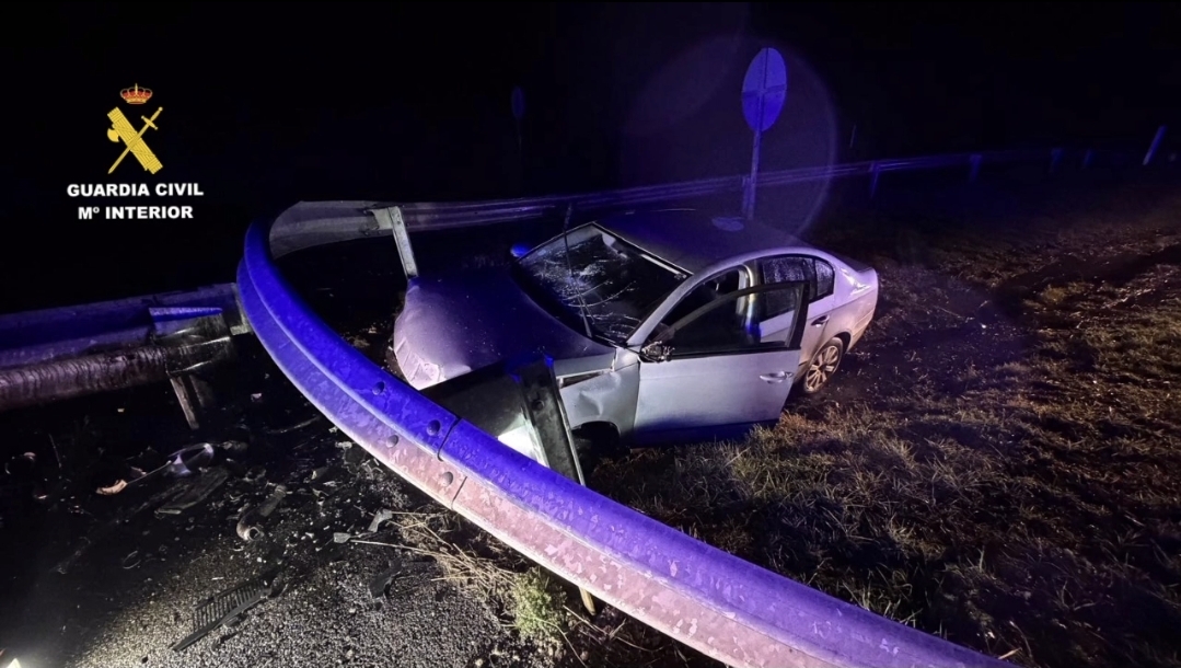 Equipo de Siniestros Viales de la Guardia Civil con base en Fraga investiga un accidente en Almudévar