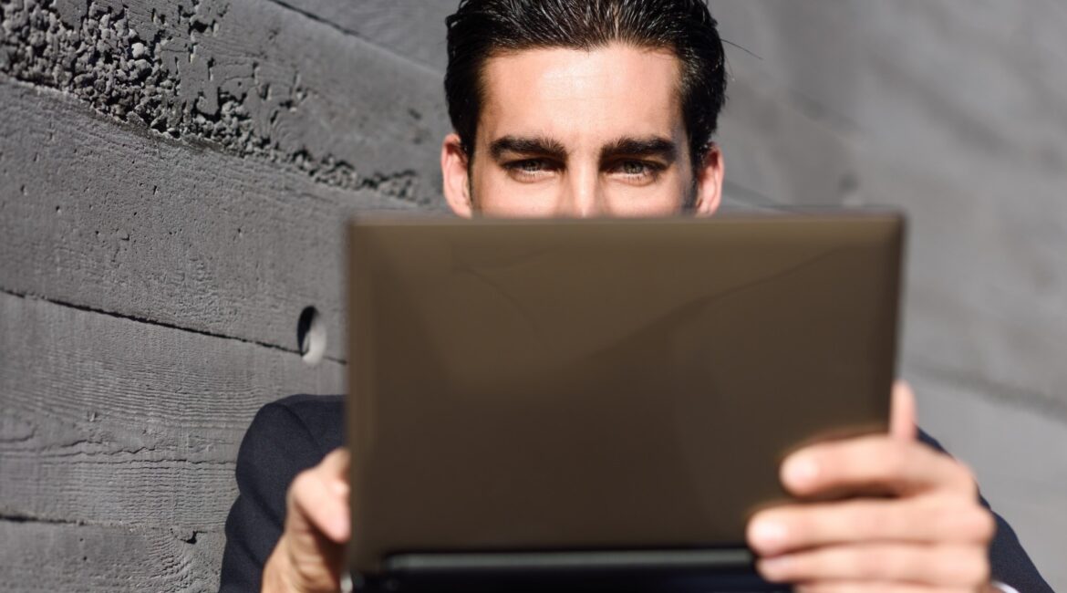 Personas que se crean perfiles falsos en redes sociales: cobardía, baja autoestima y consecuancias legales