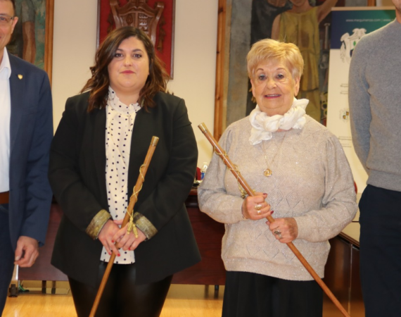 Jessica y Hortensia Castelló reciben el Bastón de Mando como representantes de las comisiones de San Blas y Santa Águeda