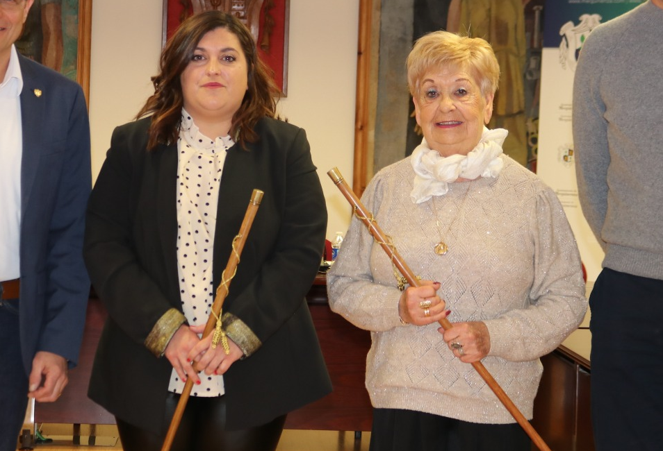 Jessica y Hortensia Castelló reciben el Bastón de Mando como representantes de las comisiones de San Blas y Santa Águeda