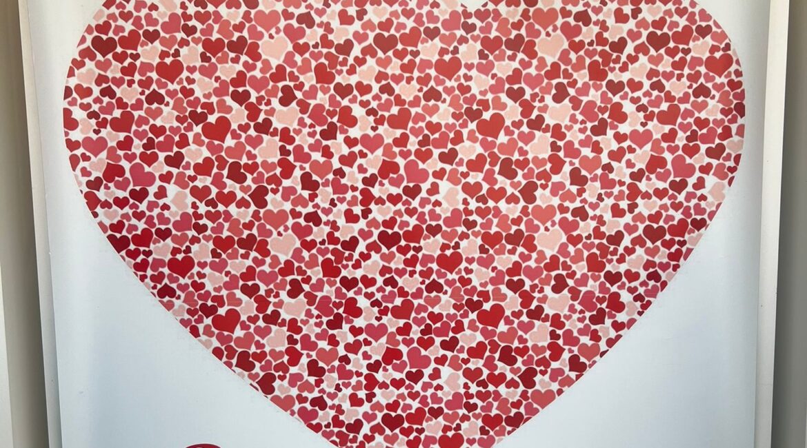 En San Valentín, ellos no quieren flores: prefieren moda y complementos