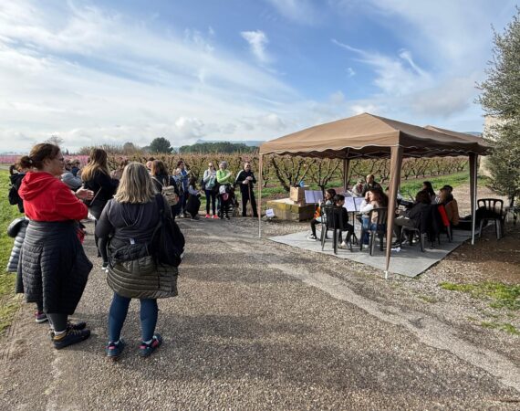 Más de 800 personas disfrutan de la belleza de la floración en Fraga