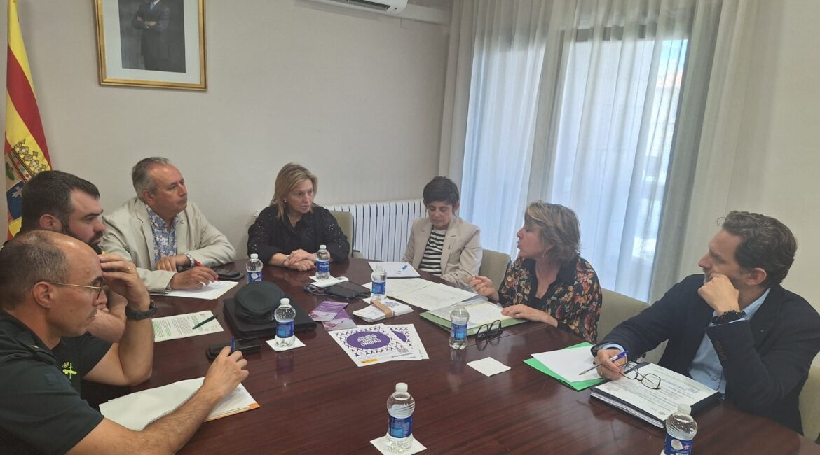 El subdelegado del Gobierno en Huesca preside una reunión en Velilla de Cinca para abordar la temporada de la fruta en el Bajo/Baix Cinca