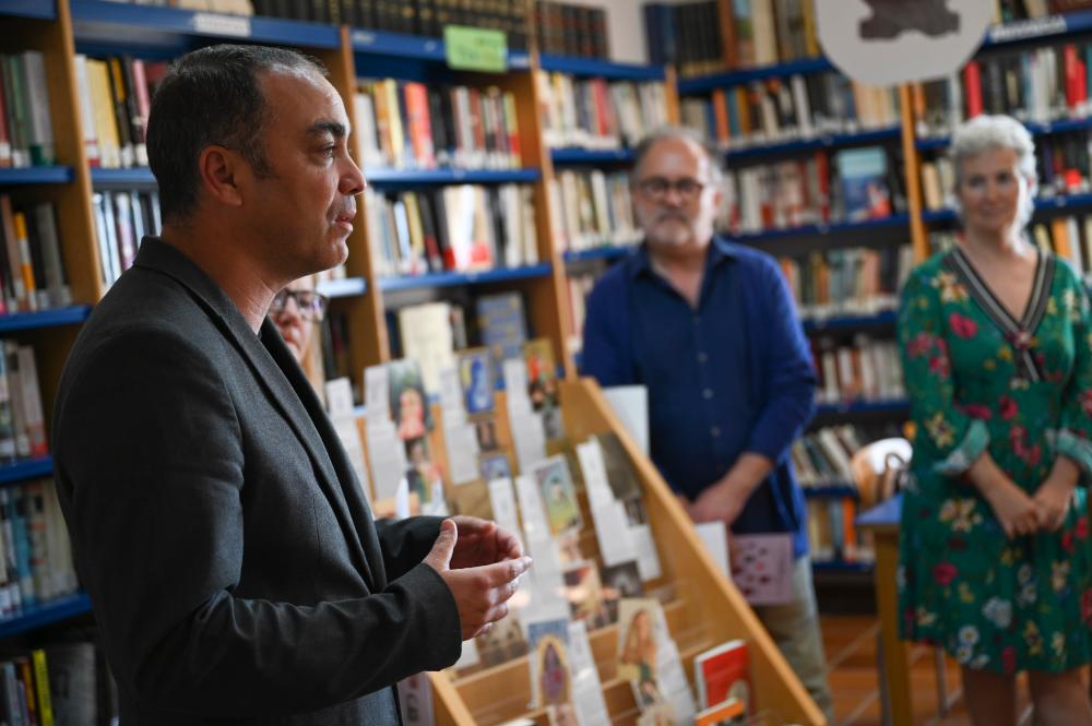Carlos Sampériz visitando la biblioteca de Fonz
