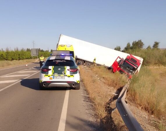 Guardia Civil detiene a un camionero que multiplicaba por siete la tasa de alcohol tras sufrir un siniestro vial en el término de Zaidín