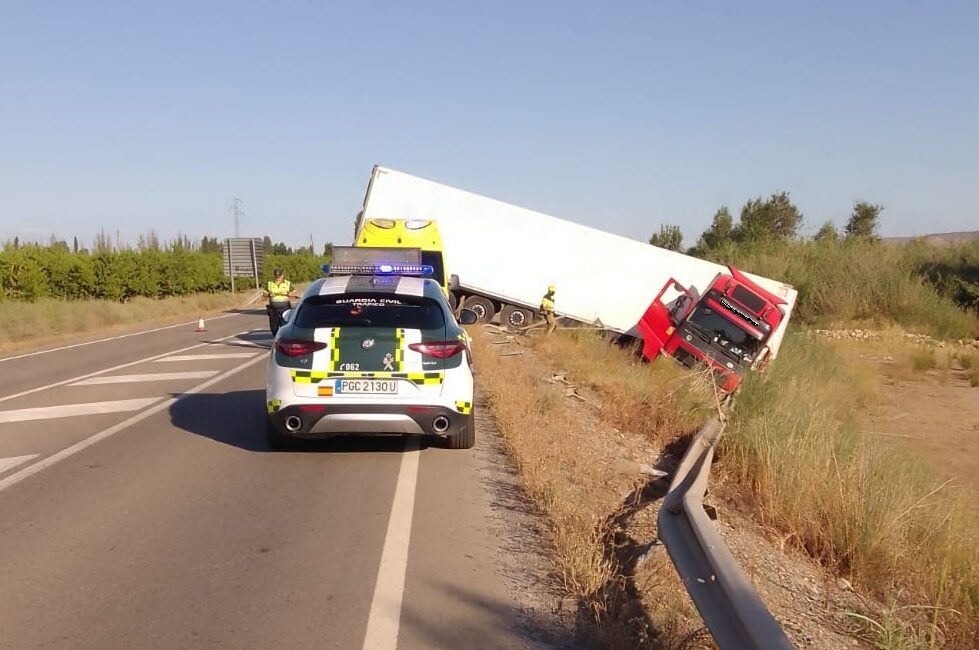Guardia Civil detiene a un camionero que multiplicaba por siete la tasa de alcohol tras sufrir un siniestro vial en el término de Zaidín