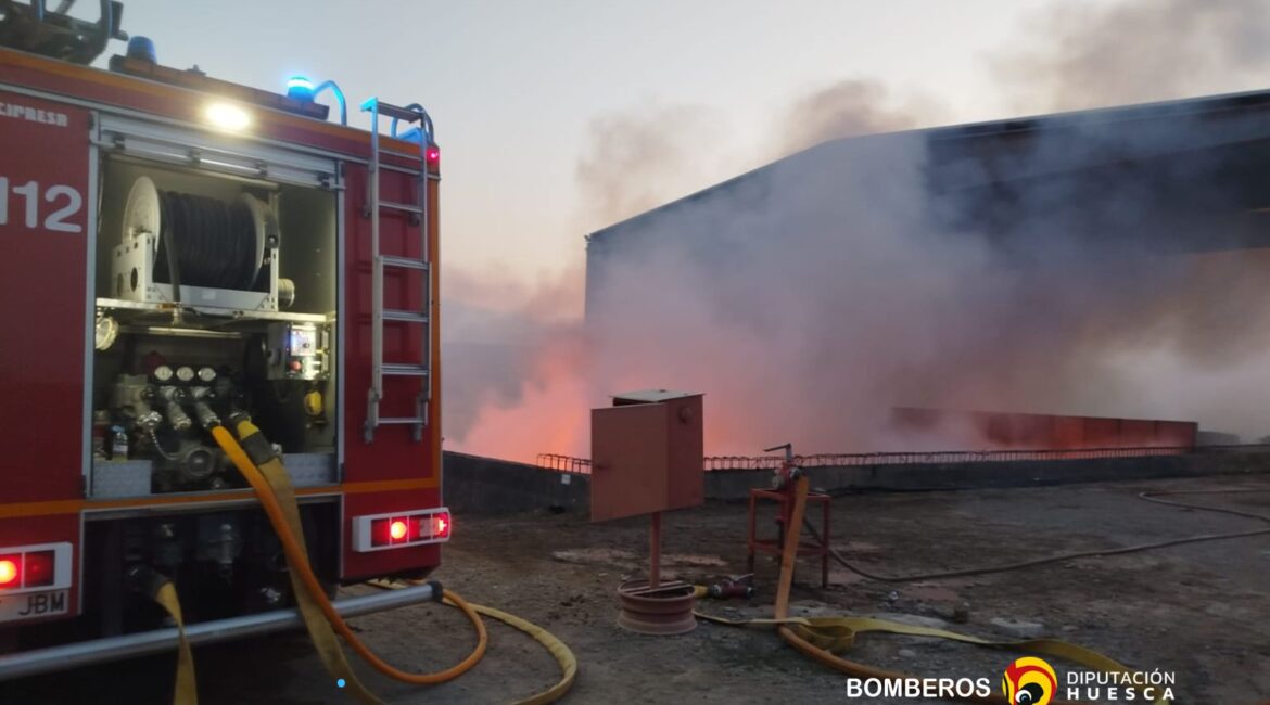 Los protocolos de la empresa y la rápida actuación de los Bomberos evitan que un incendio se propague en una planta de reciclaje de Fraga