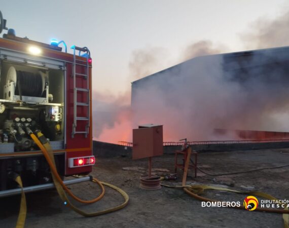 Los protocolos de la empresa y la rápida actuación de los Bomberos evitan que un incendio se propague en una planta de reciclaje de Fraga