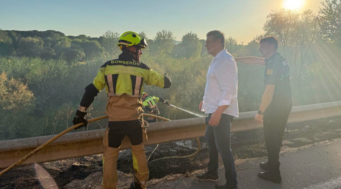 La rápida actuación de los servicios de emergencia controla un fuego de ribera a la entrada de Fraga