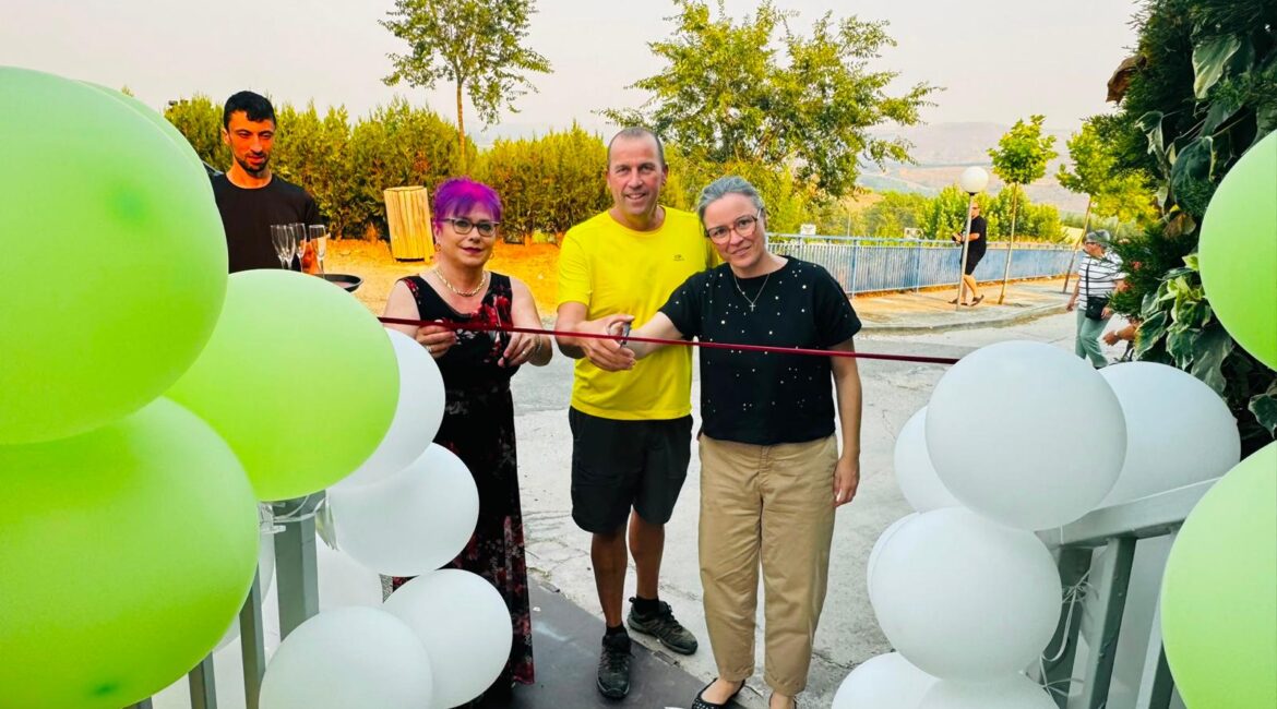 Zaidín inaugura el nuevo bar-restaurante de las piscinas tras la reforma integral de todo el local