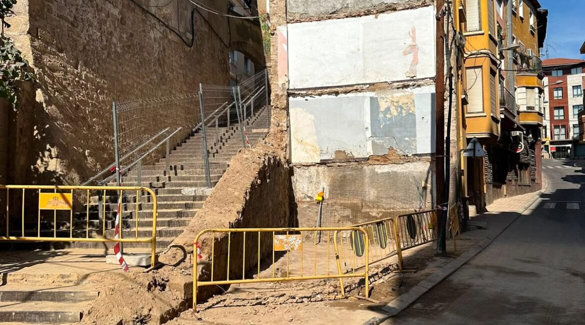 Reabierto el tráfico en calle San Quintín de Fraga tras finalizar el derribo de Parroquia nº 23