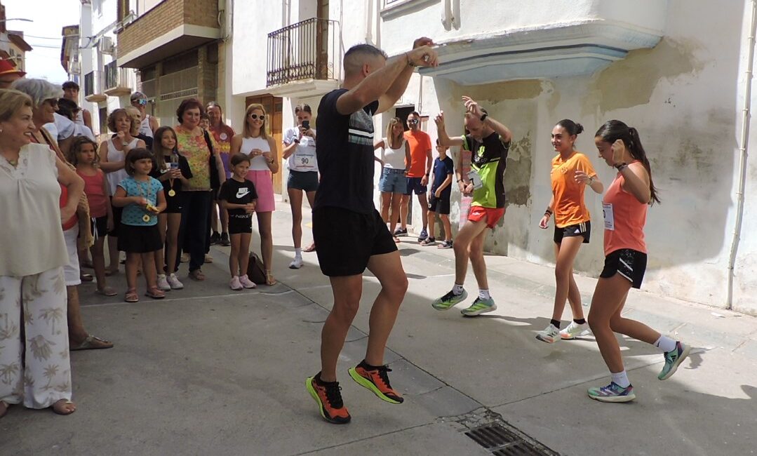 Javier Castells y Alodia Martínez bailan la jota de los pollos en la carrera pedestre de Ballobar