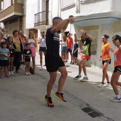 Javier Castells y Alodia Martínez bailan la jota de los pollos en la carrera pedestre de Ballobar