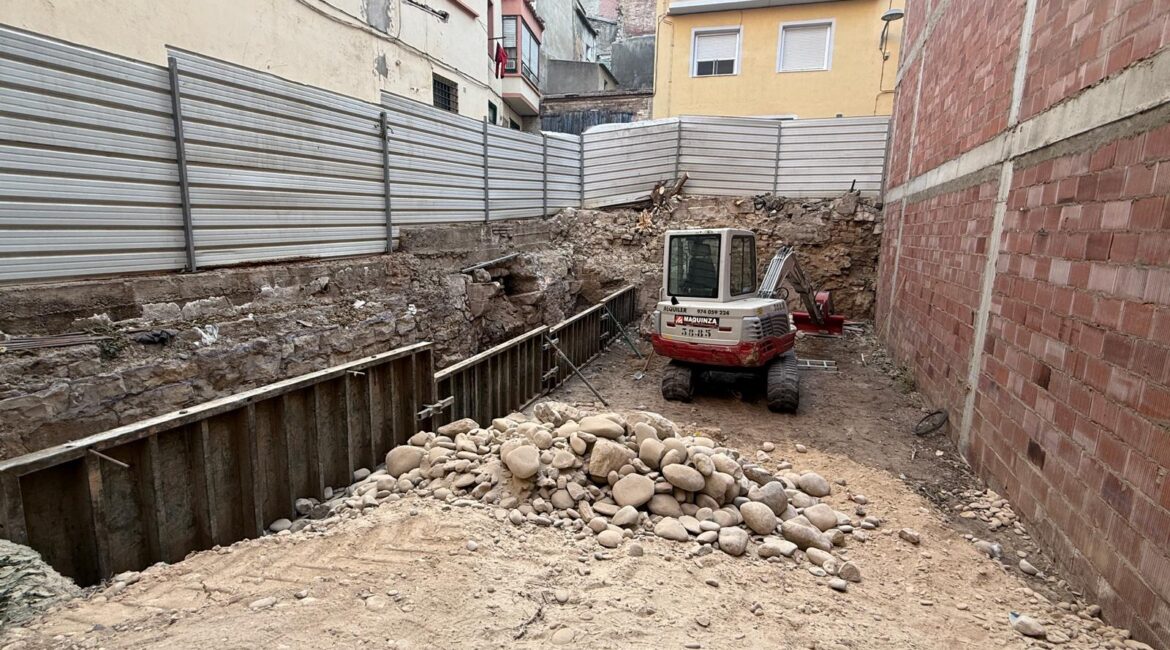 Comienzan las obras para la nueva plaza en la calle Mayor de Fraga