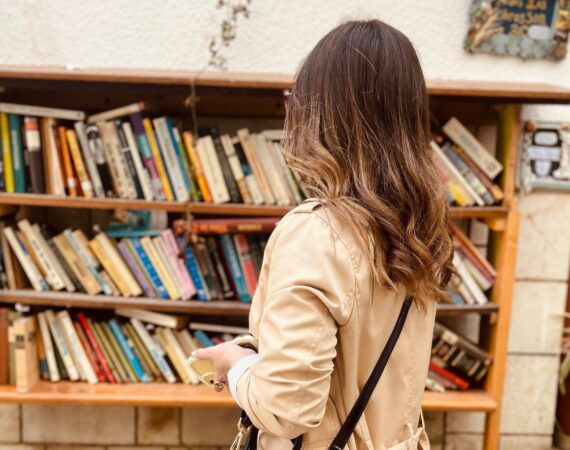 Paula Serveto, creadora de Bloom and Books, nueva colaboradora de Diario del Bajo Cinca con una sección sobre libros y literatura