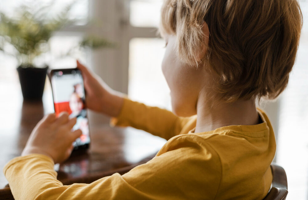 La UE quiere cambiar la forma en la que los menores usan las redes sociales: las nuevas edades y límites que plantea