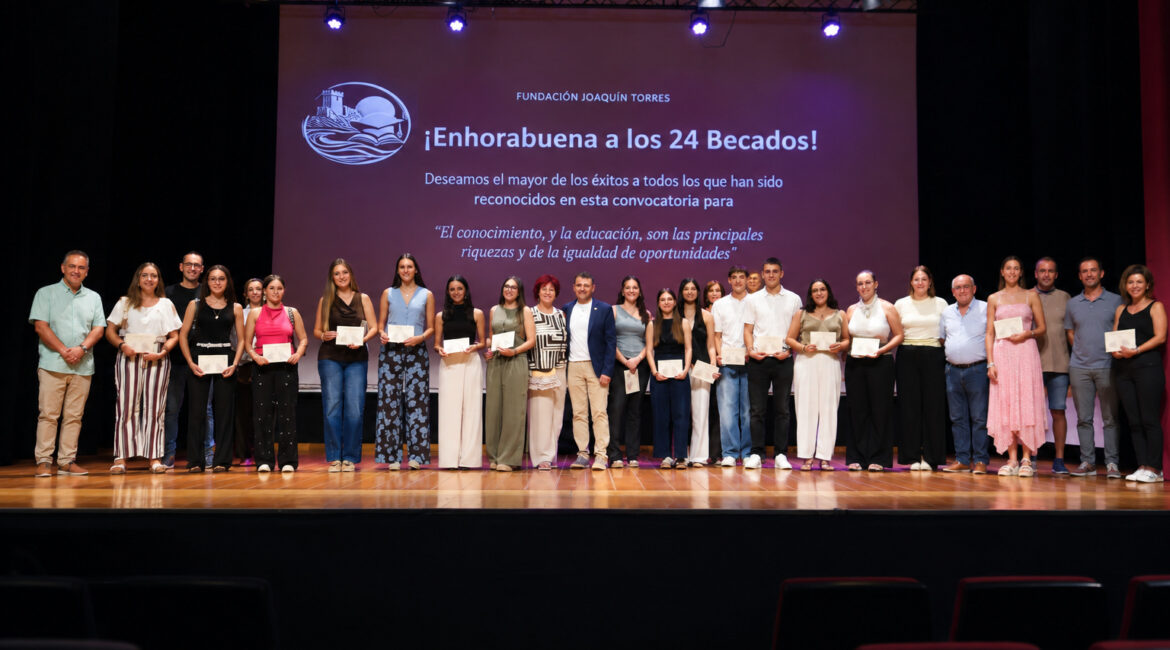 La Fundación Joaquín Torres entrega 24 becas a universitarios de Mequinenza en el 35 aniversario de la muerte de su fundador