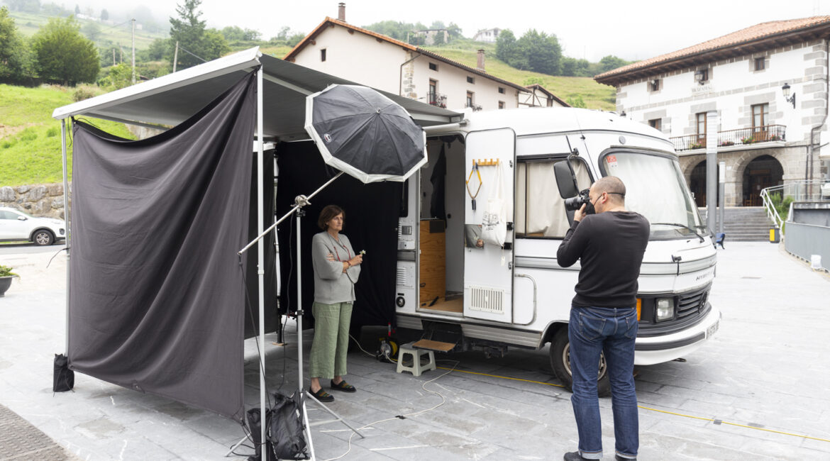 Retrato Nómada llega a Chalamera. La Diputación de Huesca financia este proyecto de fotografía itinerante