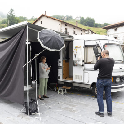 Retrato Nómada llega a Chalamera. La Diputación de Huesca financia este proyecto de fotografía itinerante