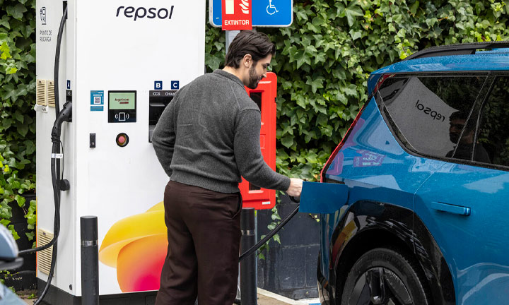 Pasar la luz y el gas a Repsol puede ayudarte a ahorrar cada vez que repostas: NEWTON te da las claves