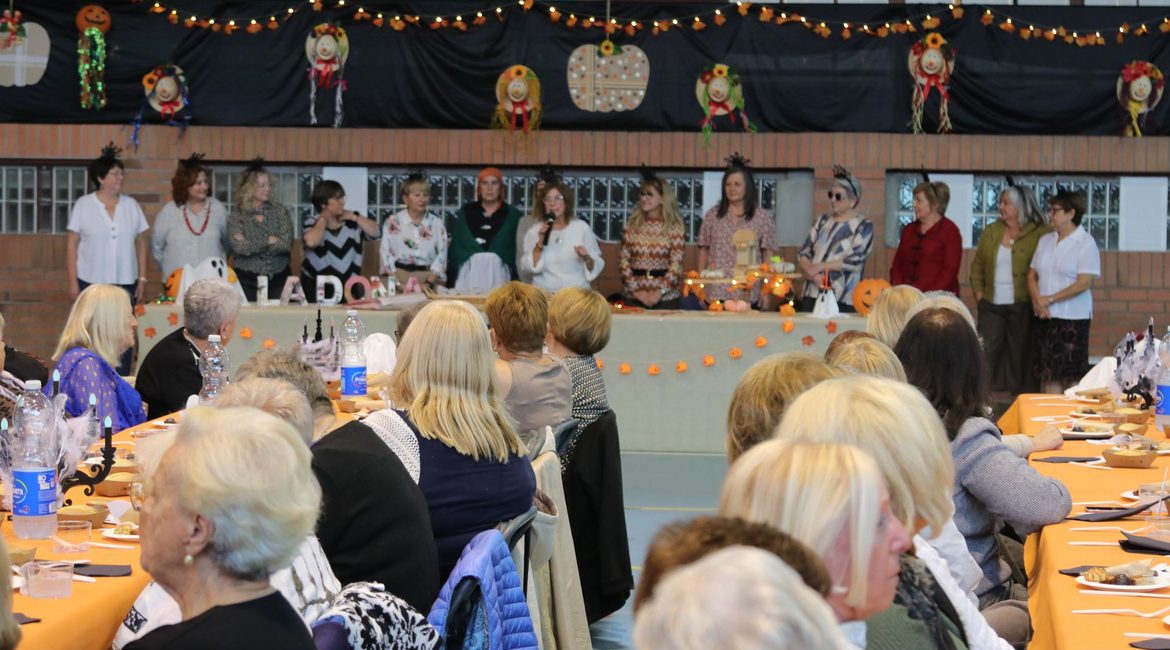 La Asociación “La Dona” de Mequinenza reúne a 150 socias en la tradicional merienda de la Castañada